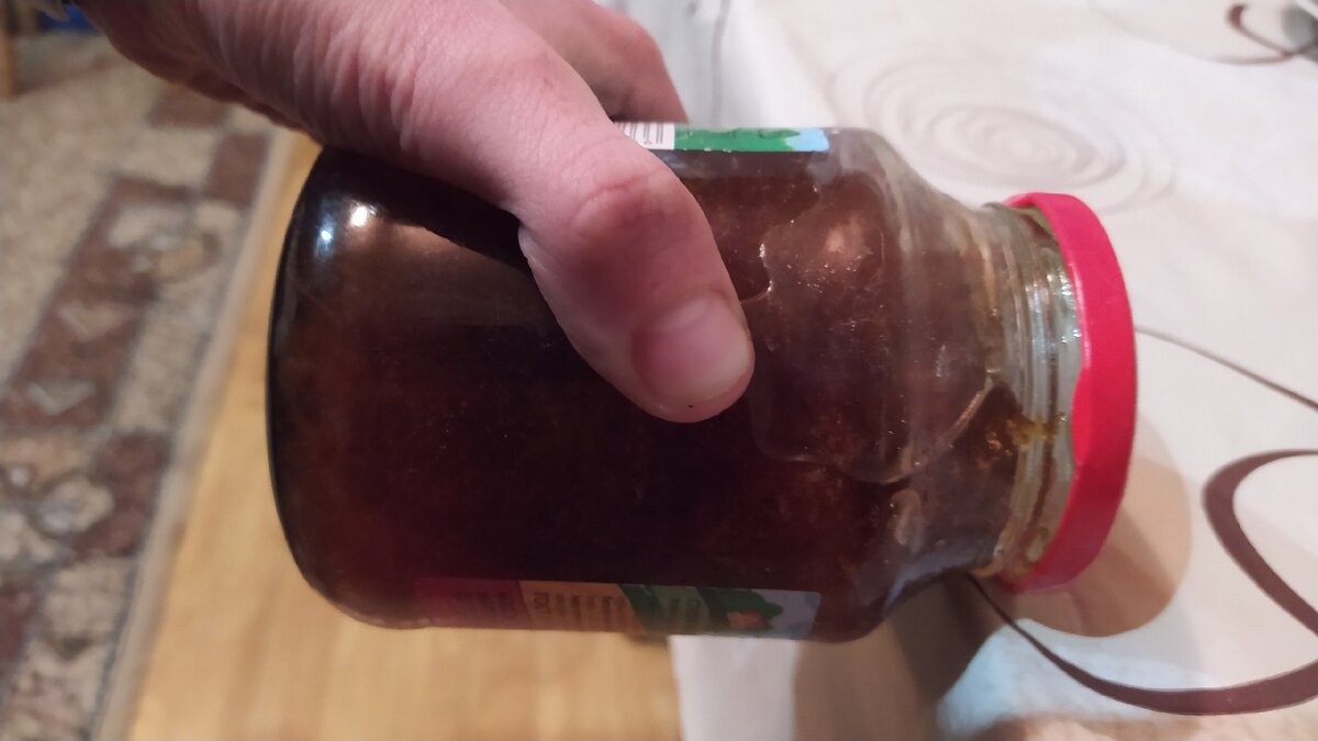 Именно вот так нужно поставить банку на край стола, и надавить на крышку рукой, и прокрутить 2-3 раза.