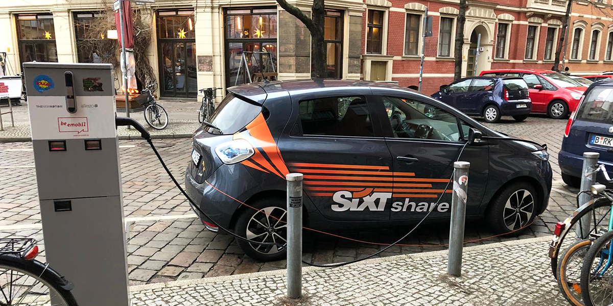 Электрокар из парка Sixt заряжается на улицах Берлина