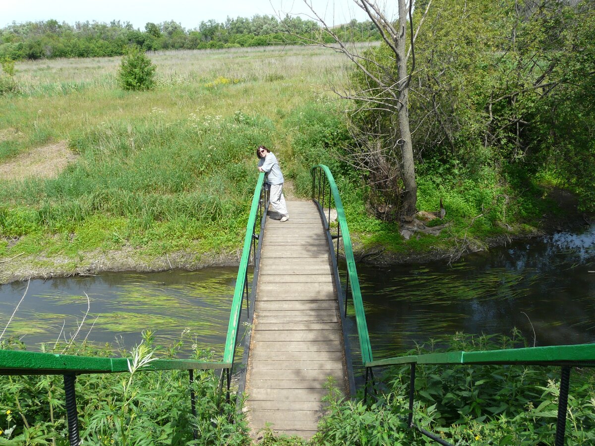 Мостик в селе Аксаково, основанном дедом писателя С. Т. Аксакова. На мостике - автор канала.