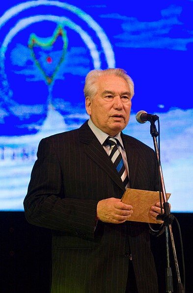 Народный писатель Киргизской ССР (1968), Герой Киргизской Республики (1997), академик АН Киргизской ССР (1974), Герой Социалистического Труда (1978)[9]; лауреат Ленинской (1963) и трёх Государственных премий СССР (1968, 1977, 1983).