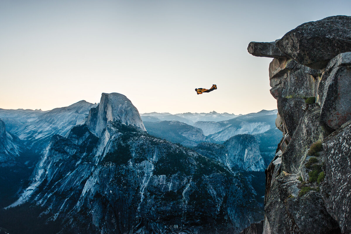 Выполнение прыжка бейсджампинг Дином Поттером в Национальном парке Йосемити в 2007 году.