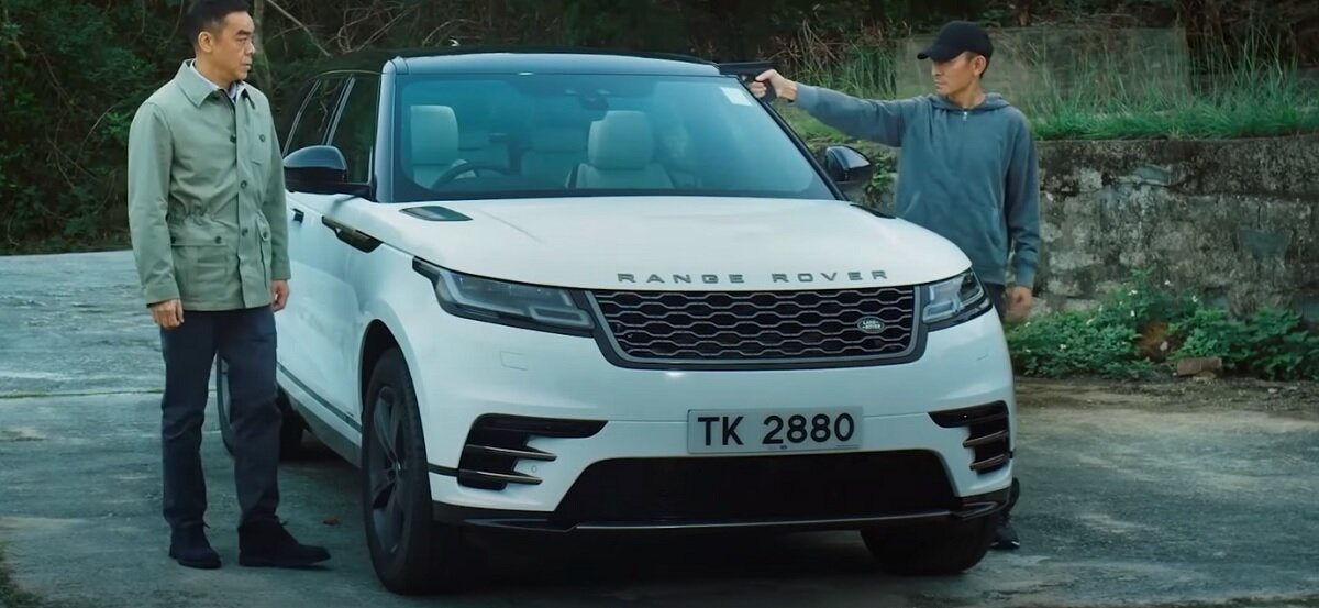 Почему Mercedes-Benz не хочет пиарить свои внедорожники  в китайском кино так, как делает это в американском, неведомо. Но свято место пусто не бывает и уже занято компанией Land Rover. 