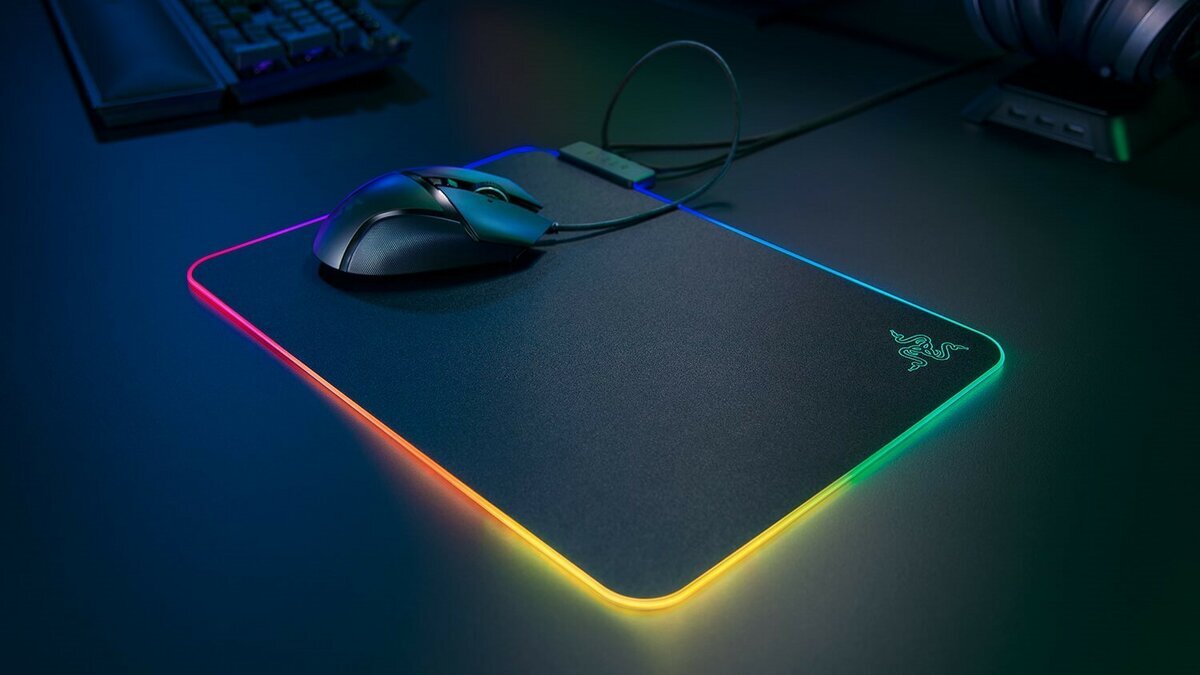 Также есть коврики со встроенной подсветкой, что очень удобно в геймерских комплектах