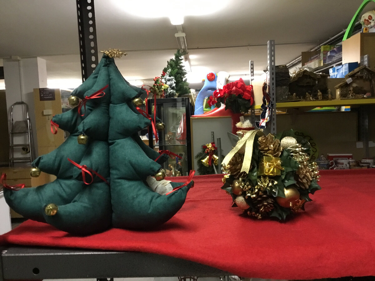 Особенно мне понравилась зелёная елка — она сшита из зелёного хлопка и набита ватой. На кончике каждой «еловой лапы» пришит маленький колокольчик с бантиком. Стоила 2 евро. Собираюсь пошить такую на досуге — уж очень она мне понравилась, но не успела купить, меня опередили.