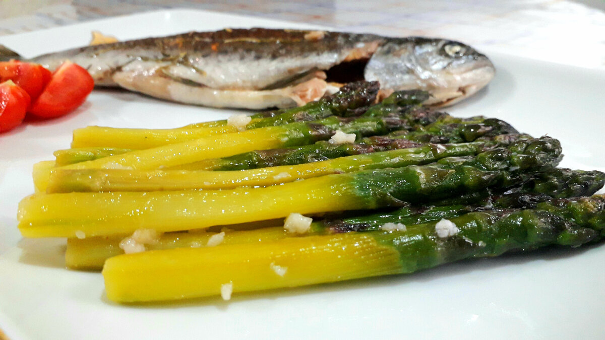 Лосось со спаржей. Хрустящая спаржа с семгой с/с и соусом песто. Спаржа рыба. Лосось со спаржей. Карпаччо сибас спаржа.