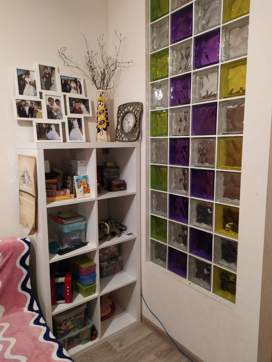 Один из стеллажей нашей комнаты