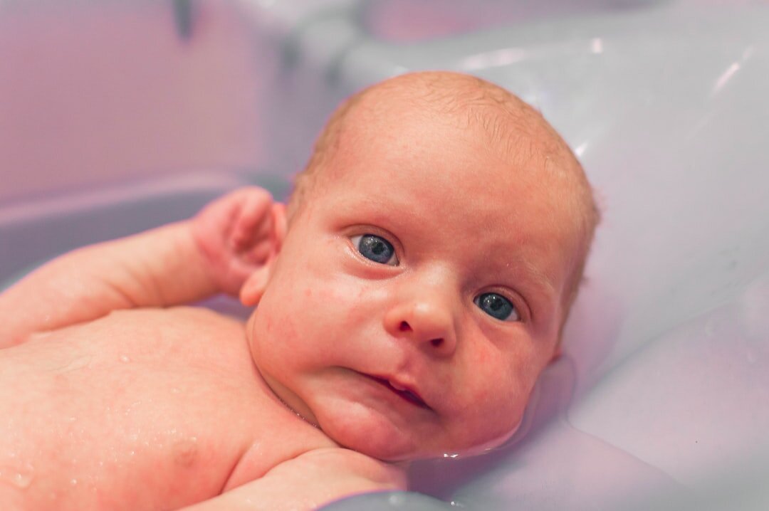 Всем известно, что гигиенические процедуры с новорождёнными проводят ещё в роддоме. Это купание является необходимостью и маме приносят уже чистого малыша.