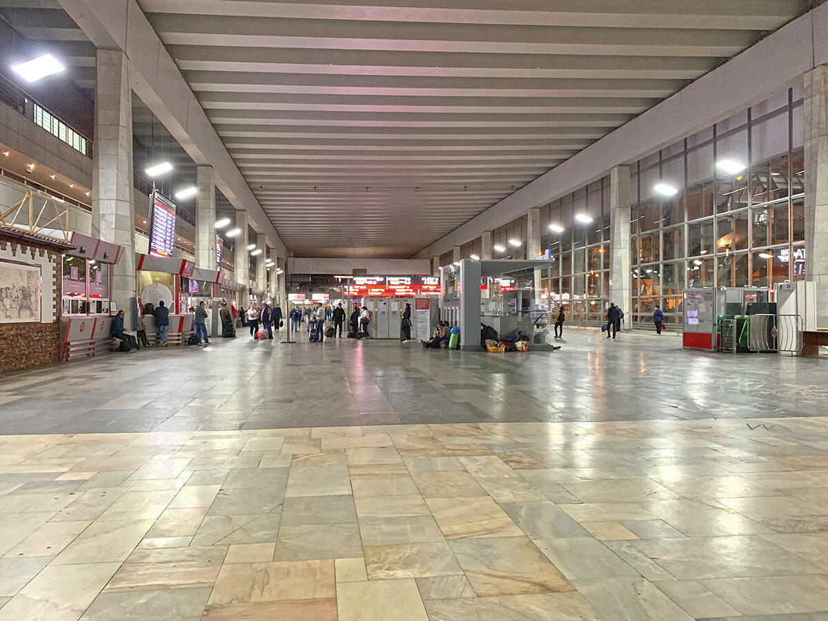 Центральный зал. Впереди эскалатор. Нам туда. Фото автора. Листайте галерею, там всё показано
