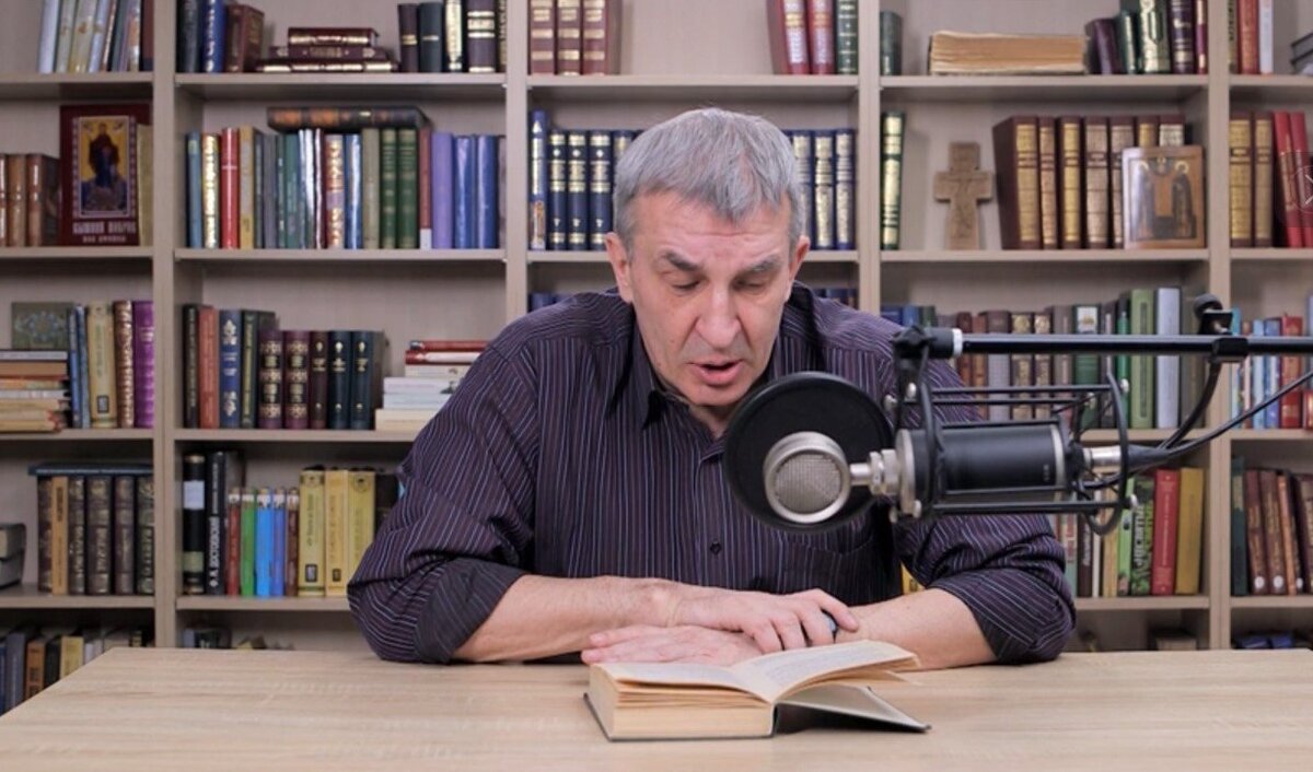 Александр Андриенко записывает аудиокнигу в студии благотворительного фонда "Предание".