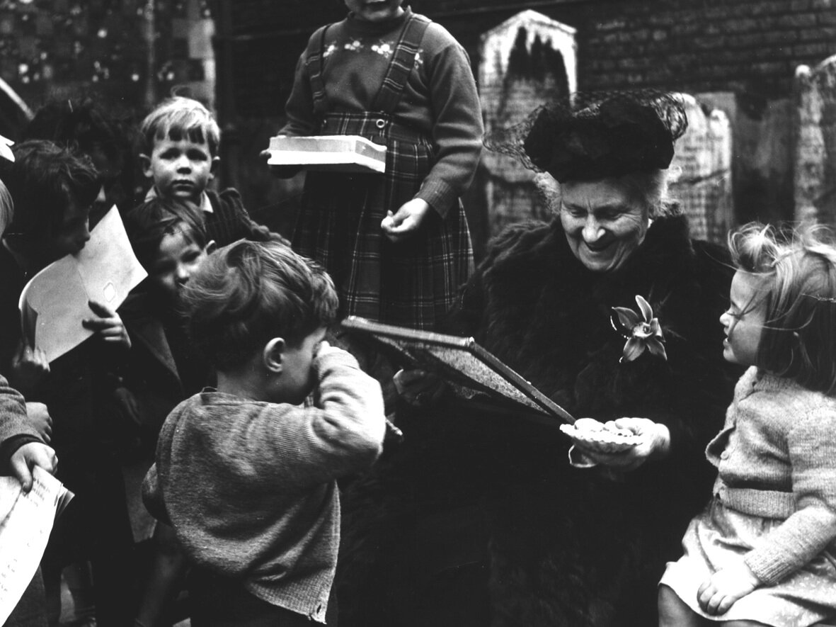 Мария Монтессори с детьми. Источник hollismontessori.org