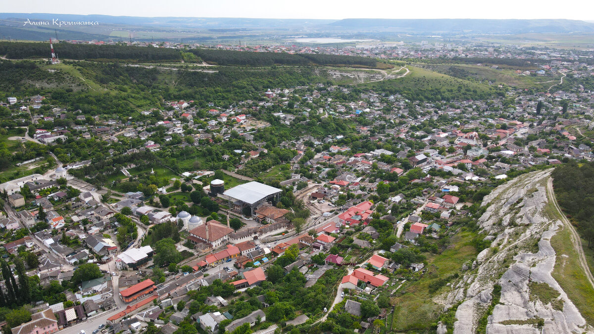 Старый город. Очень узкие извилистые улочки, памятники. Именно тут на каждом шагу можно окунуться в историю наяву. 