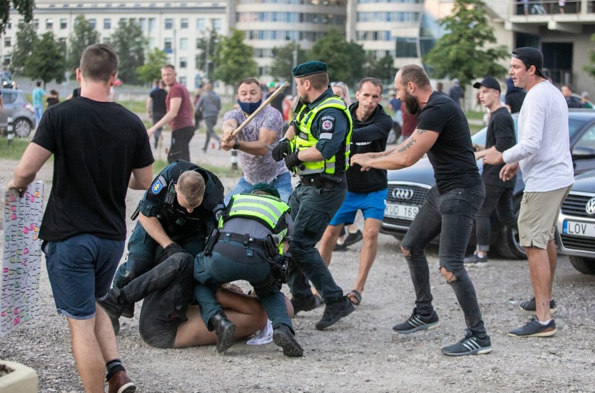 Жесткое задержание литовской полицией протестующих у здания Сейма