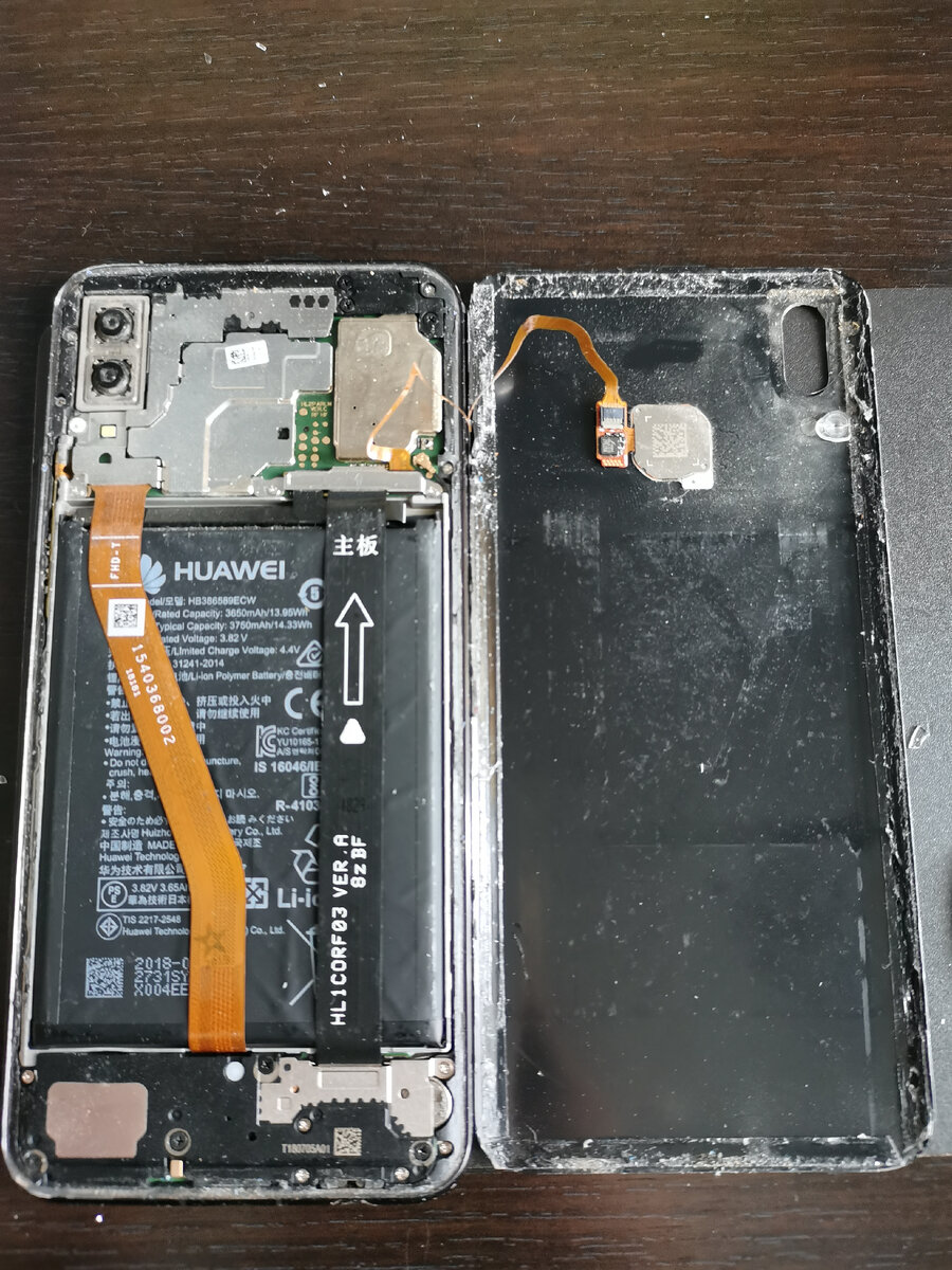 Разобранный и пропитанный пылью смартфон