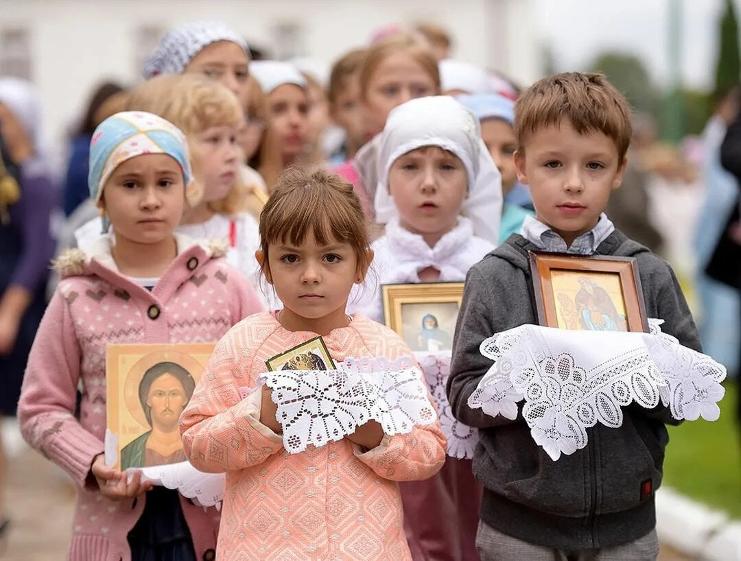 дети молятся в храме