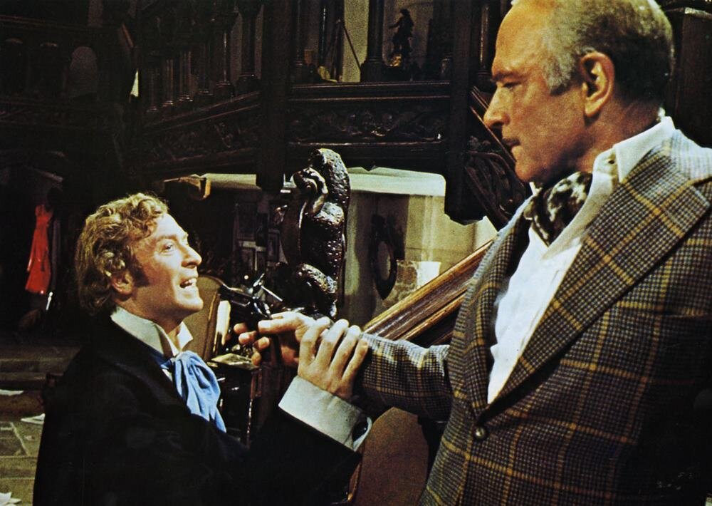 Интрига живет до конца фильма.