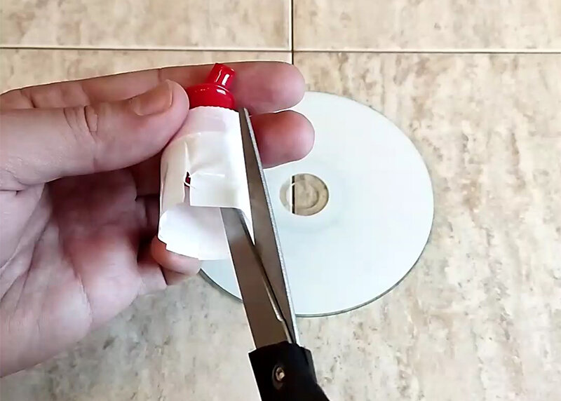 До самой крышки лучше не дорезать. Оставить небольшое расстояние.