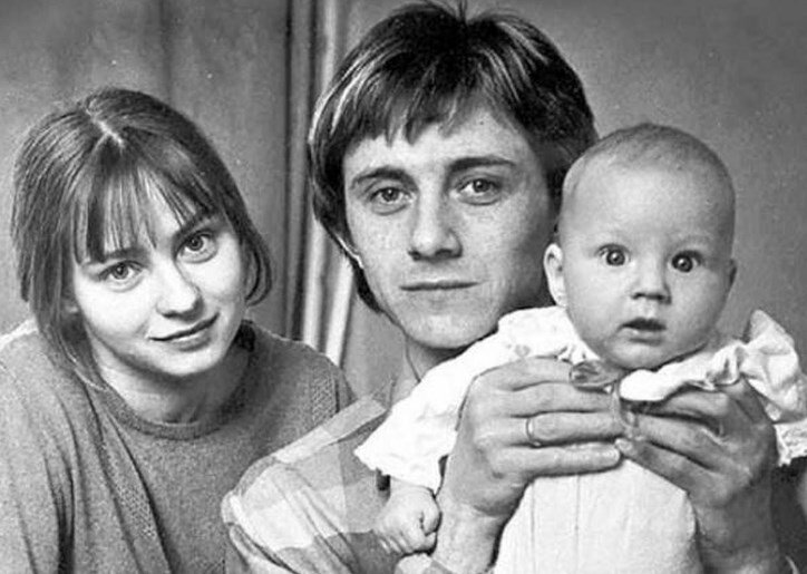 Фото: muzh-zhena советская и российская актриса - Евгения Владимировна Добровольская со своим первым супругом - актером и мастером дублирования Вячеславом Васильевичем Барановым и их общим сыном Степаном