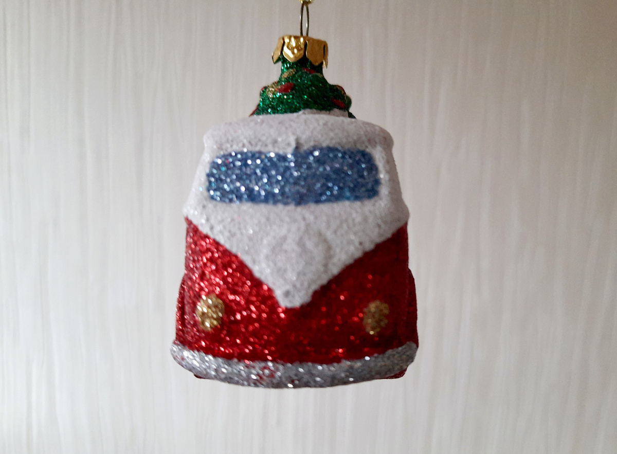 Вот такой веселенький автобусик мы купили на елку к Новому 2022 году