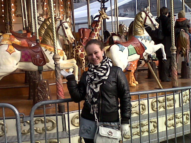  Любят французы такие карусели!