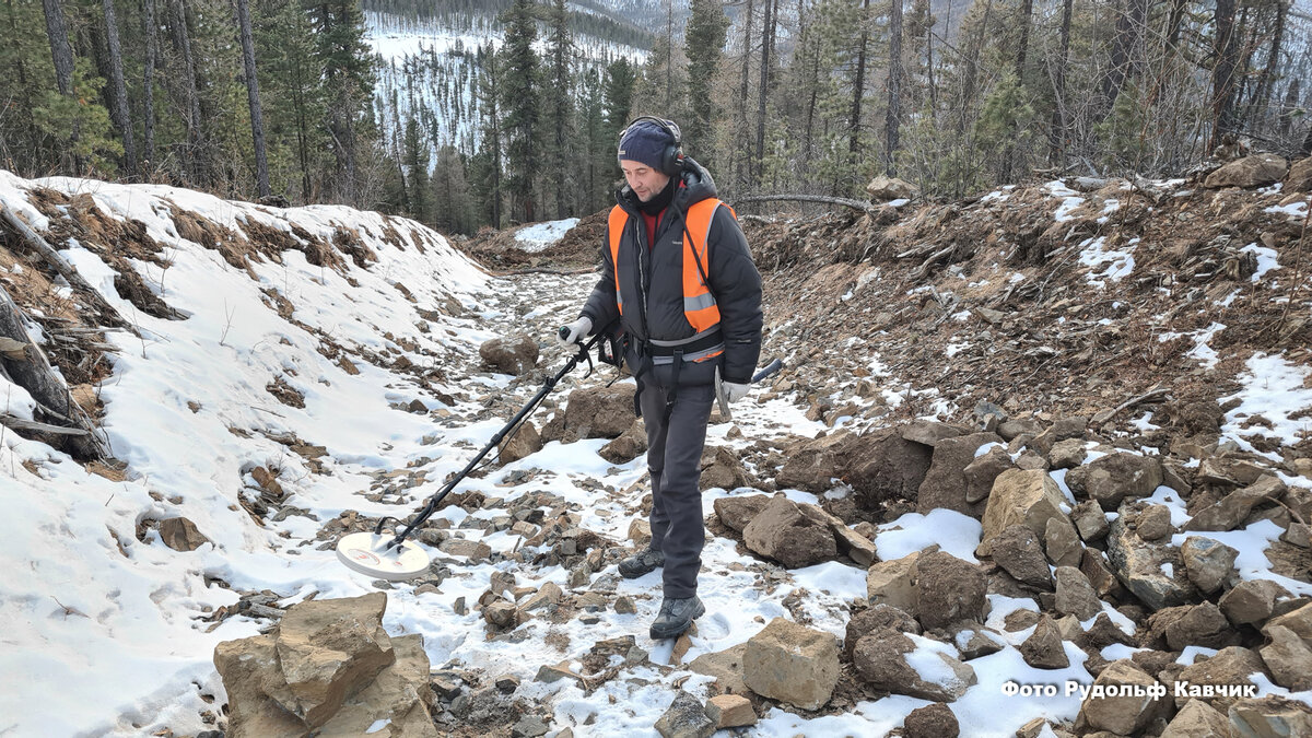 Поиск золотых самородков в горах с металлоискателем GOLD серии. Фото 2021 год.