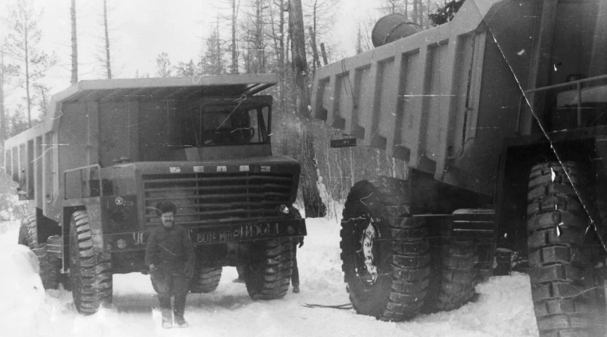 Фото автора. С Яндекса. БелАЗ на зимнике.