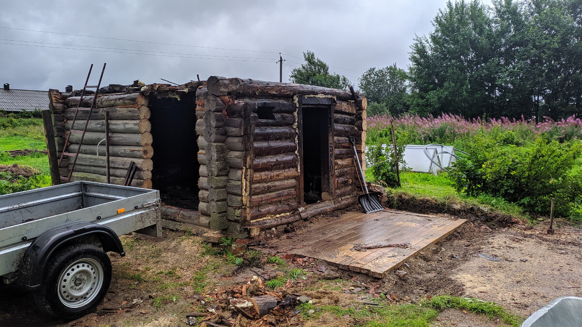 Процесс разборки старой бани