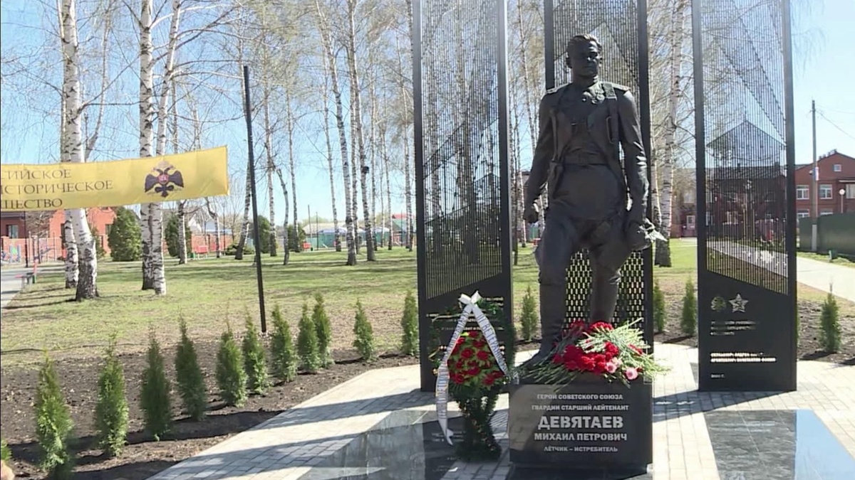 Памятник Михаилу Девятаеву в Мордовии. (Смотрим)