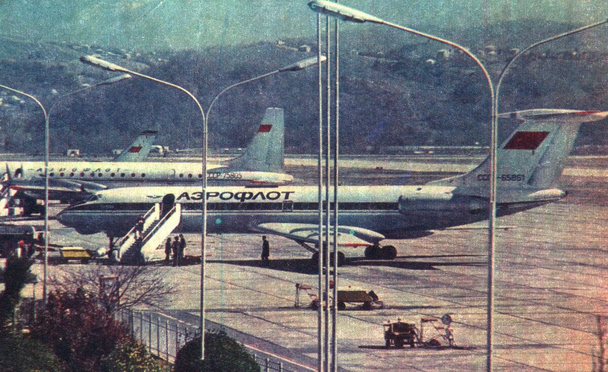 Ту-134А СССР-65861 в окраске образца 1973 года в аэропорту Сочи. Фото из журнала «Гражданская авиация» №6 за 1975 год. 