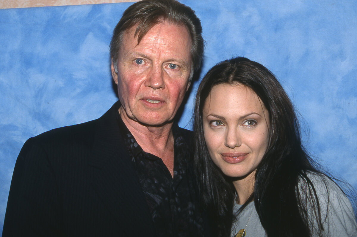     Все сложно: почему Анджелина Джоли поссорилась со своим отцом Джоном Войтом и какую роль Брэд Питт сыграл в их примирении