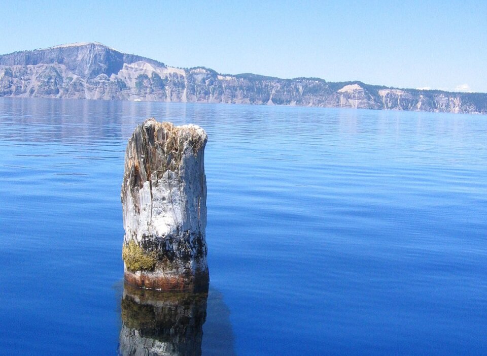 Выцветшая и расколотая видимая часть Озерного Старика