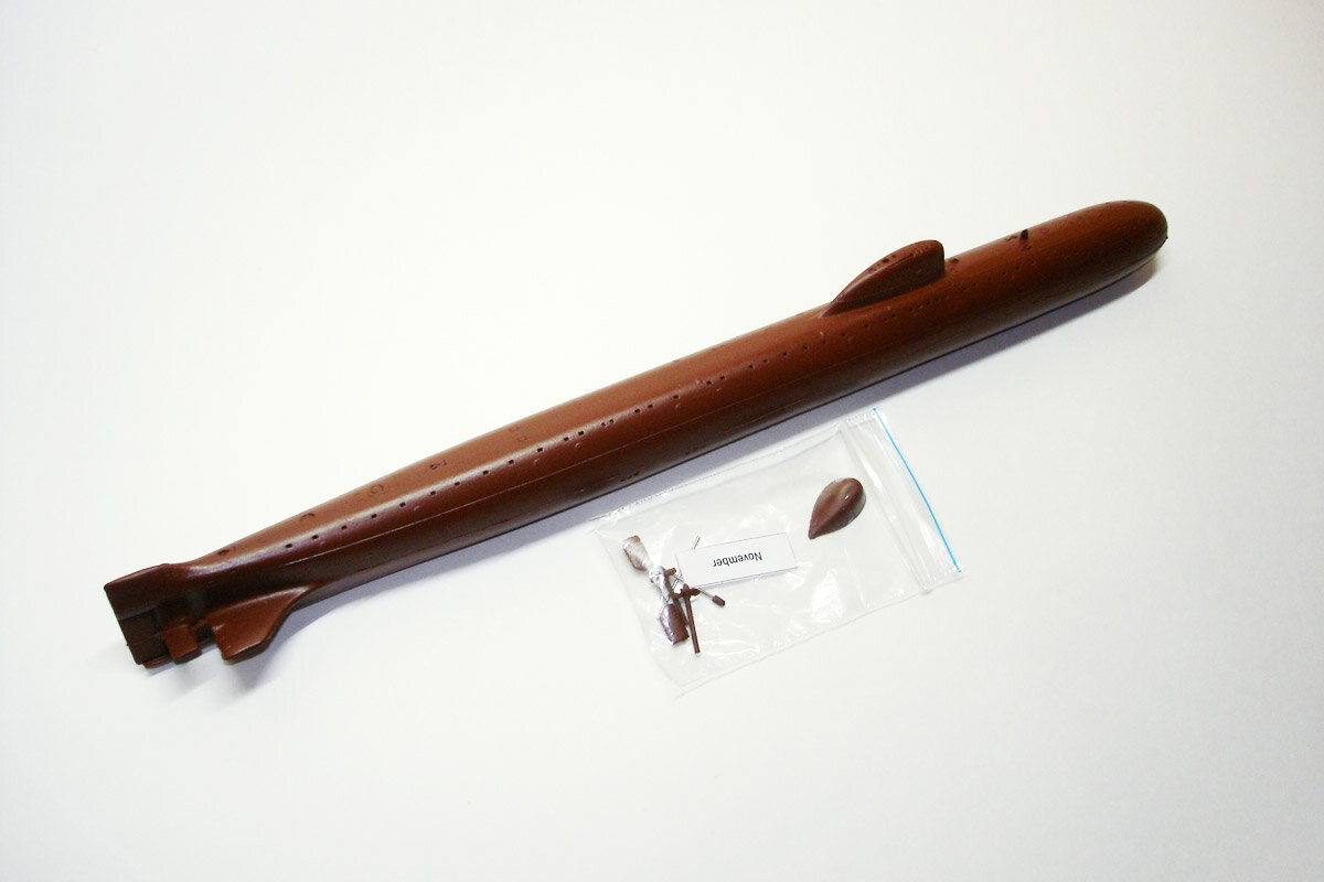 На фото: наш набор из литьевой смолы (resin kit) для постройки модели многоцелевой АПЛ пр. 627 и 627А Кит (SSN November) в масштабе 1/350.