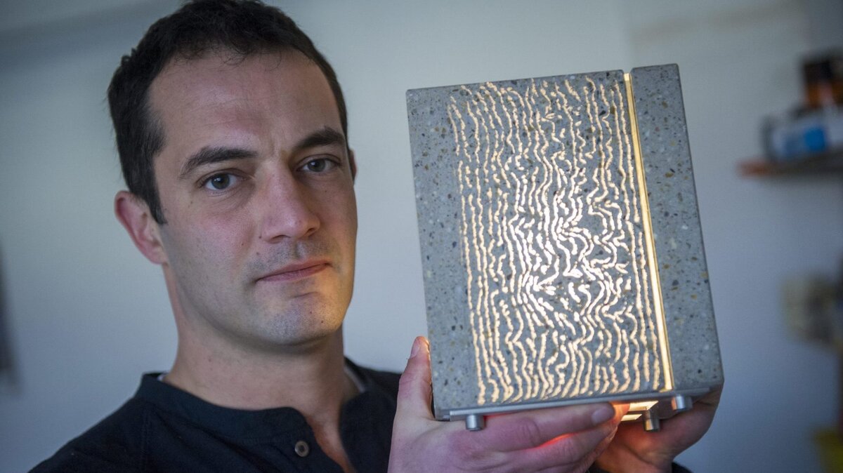 На фото: Арон Лошонци со светильником из бетона собственного изобретения.  Автор Тибор Рошта (Rosta Tibor)