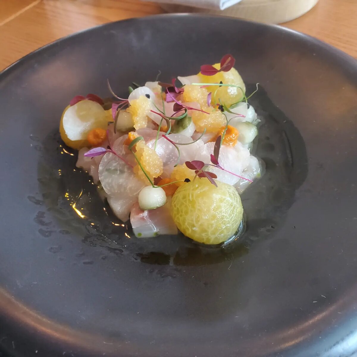 Севиче из муксуна с кремом из печеной моркови, кольраби и щучьей икрой. 680р