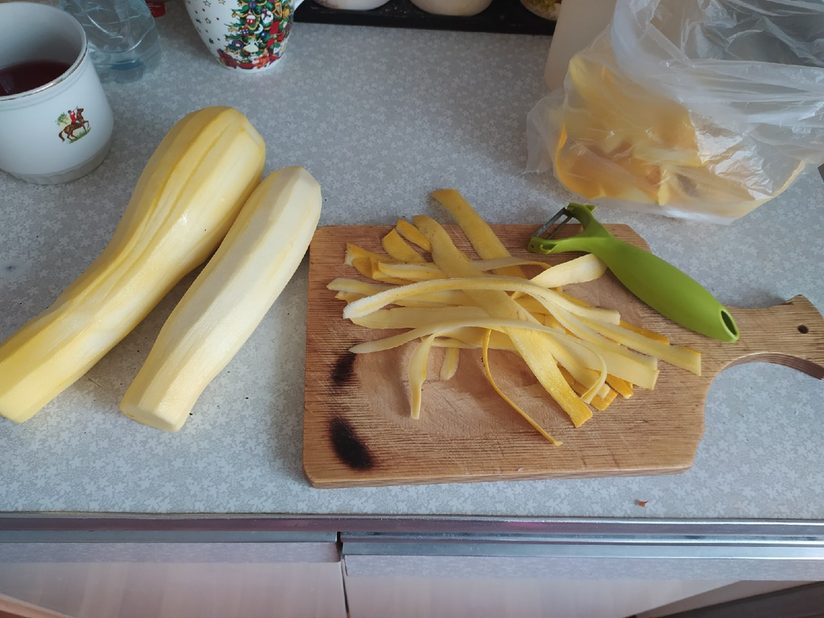 В этом году свекровь посадила жёлтые кабачки. Жареные мужу они не очень понравились, поэтому именно их я и пустила на икру