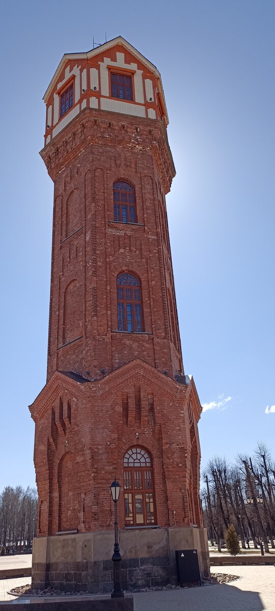 Водонапорная башня в Старой Руссе летом