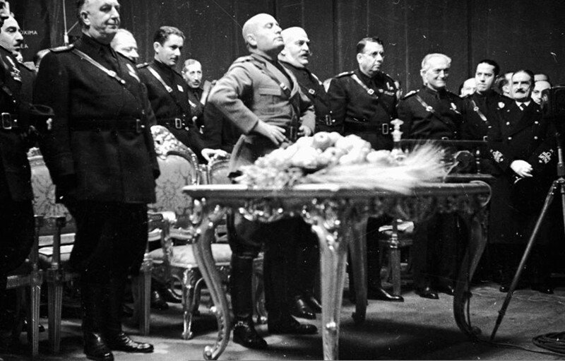 Фашисты во главе с Муссолини отмечают победу в битве за урожай