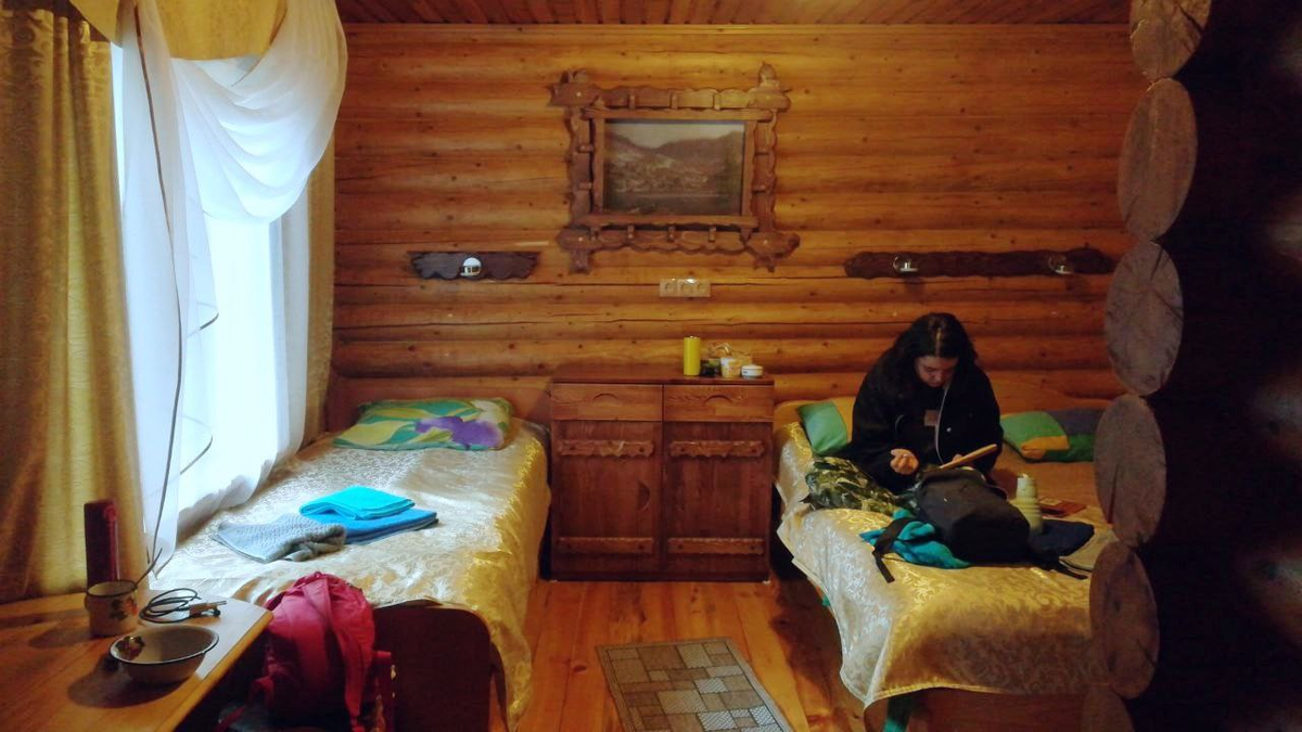 На Алтай мы ездили с подругой. Тут мы только-только заселились в гостевой домик, кинули вещи, и я села записывать первые впечатления в свой дневник