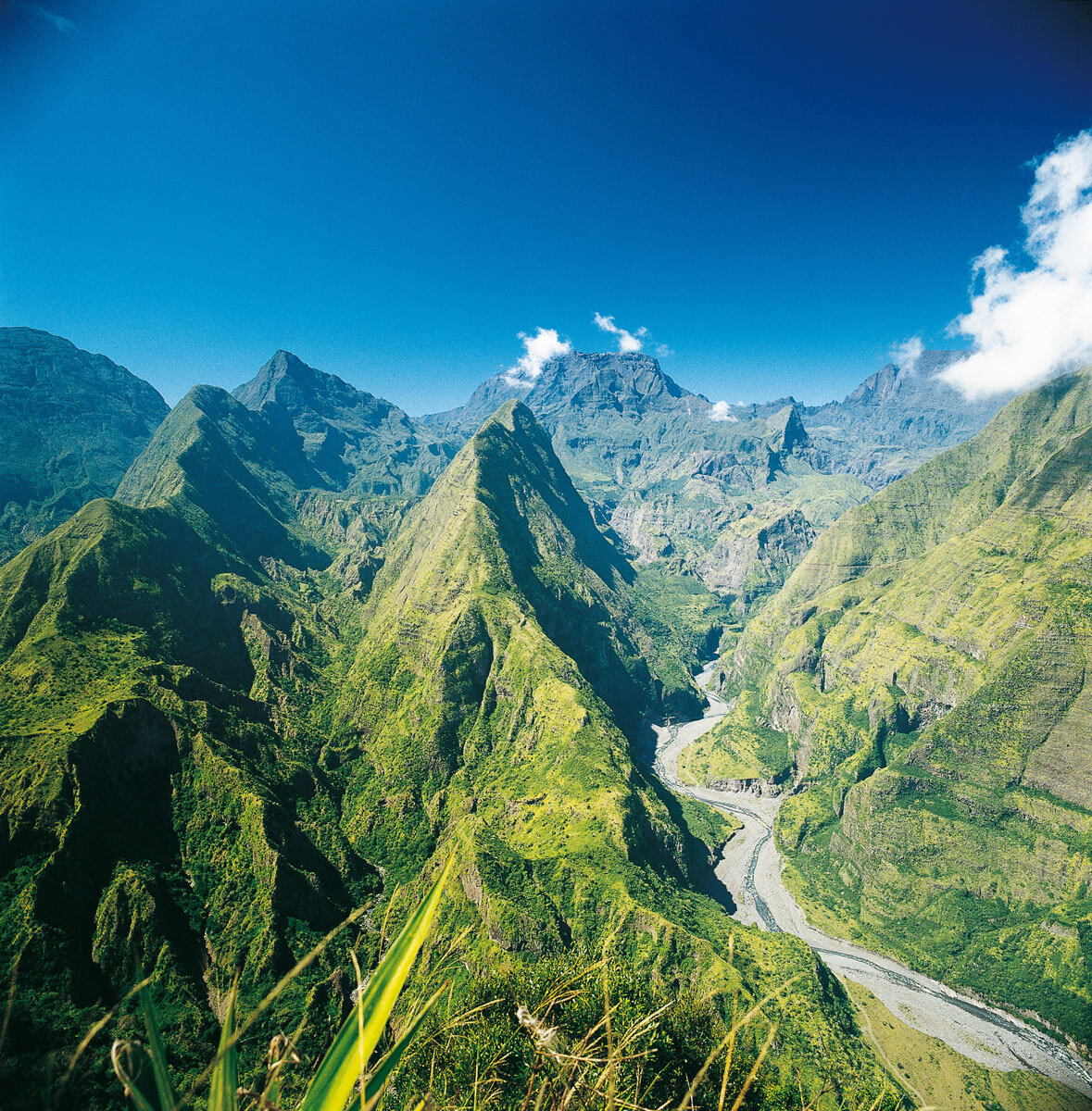 Reunion island. La Réunion Франция. Реюньон остров. Каньон тру де Фер, Реюньон. Реюньон горы.