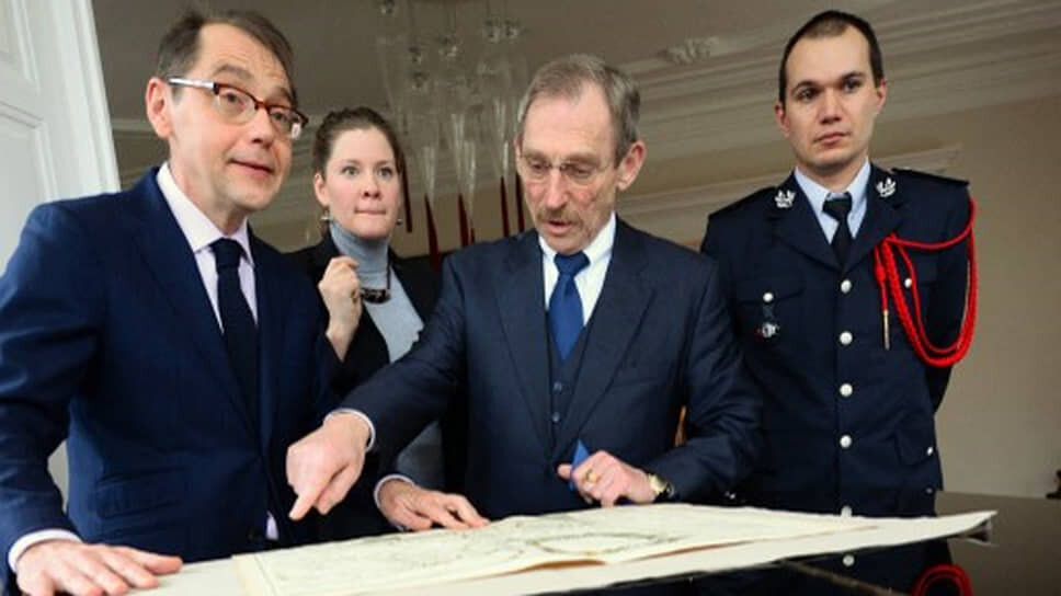 Фото: Attila Kisbenedek / AFP📷Экс-глава МИД Венгрии Шандор Пинтер (посередине), занимавший на тот момент должность посла Франции в Венгрии Ролан Галяраг (слева) и экс-атташе по внутренним делам посольства Франции Грегуар Монрош (справа) в 2014 году