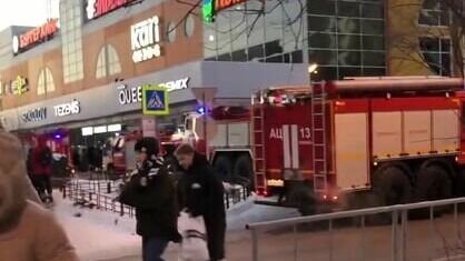     В Тюмени эвакуировали всех посетителей и персонал торгово-развлекательного центра «Солнечный». По словам очевидцев, в здании сработала пожарная сигнализация.