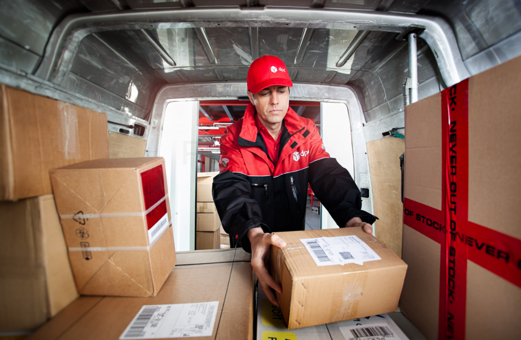 Помощь в организации доставки. Передача груза. Процесс доставки товара. Автомобиль для перевозки мебели. Курьер с личным автомобилем.