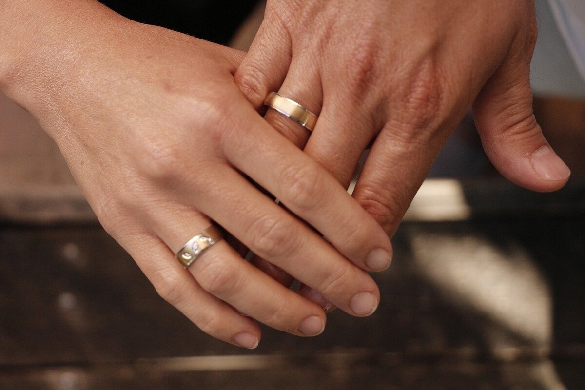 Красивые обручальные кольца на руках