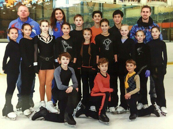 Младшая группа Этери Тутберидзе. Ориентировочно 2015-2016 год. Дарья Павлюченко первая слева.