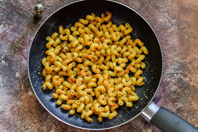 Жареные макароны на сковороде с варкой. Макароны на сковороде. Армянские макароны жареные. Жареные макароны на сковороде с варкой. Макароны обжаренные на сковороде.