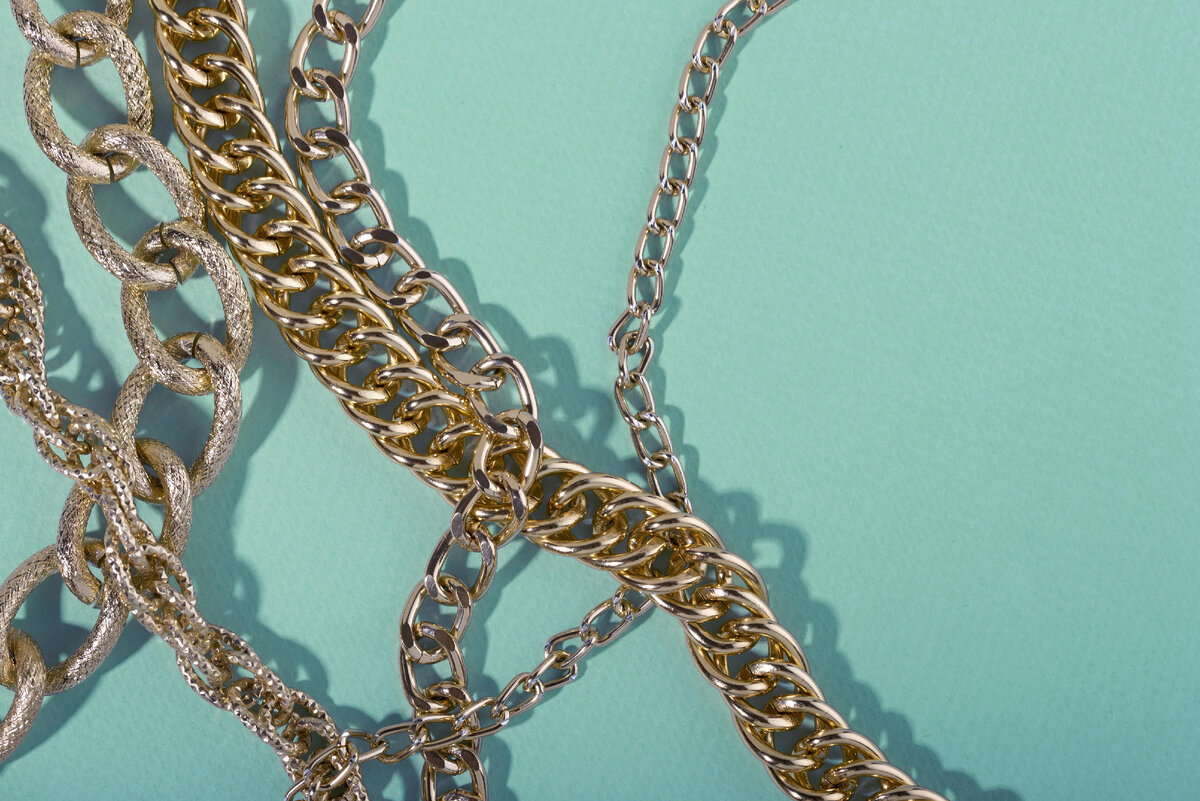 Пассажир пытался вывезти золотую цепь весом 2 килограмма 