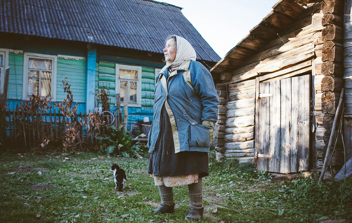 Жизнь в деревне последнее. Деревня жителей. Люди в деревне. Деревенские жители России. Пенсионерка в деревне.