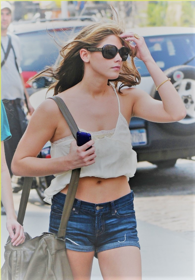 Девушка с голым задом 