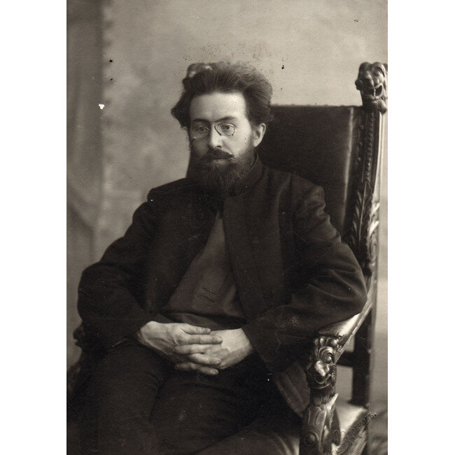 Михаил Арцыбашев за продумыванием сюжета нового рассказа