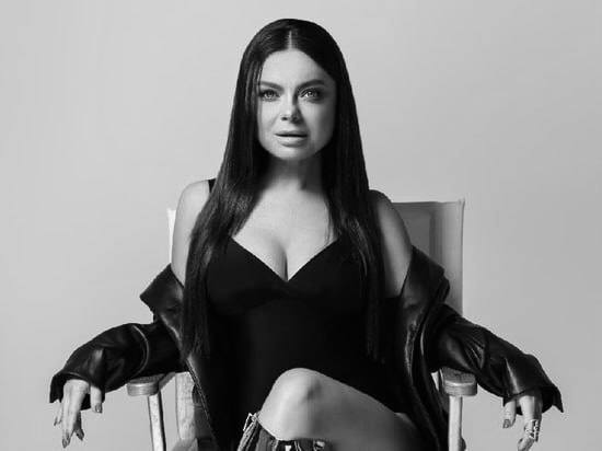 Представительница близнецов - Наташа Королева.
