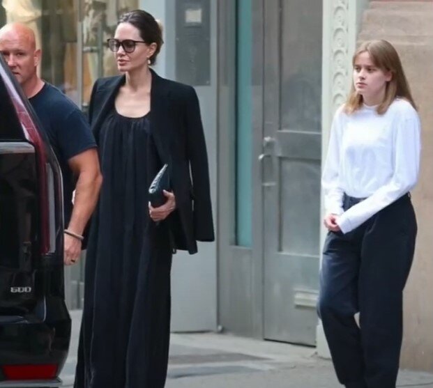    Анджелину Джоли с Вивиан заметили в Нью-ЙоркеКадр из видео